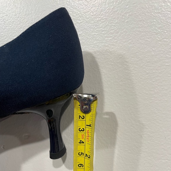 Navy Pumps with patent bow and heal. - Picture 7 of 8